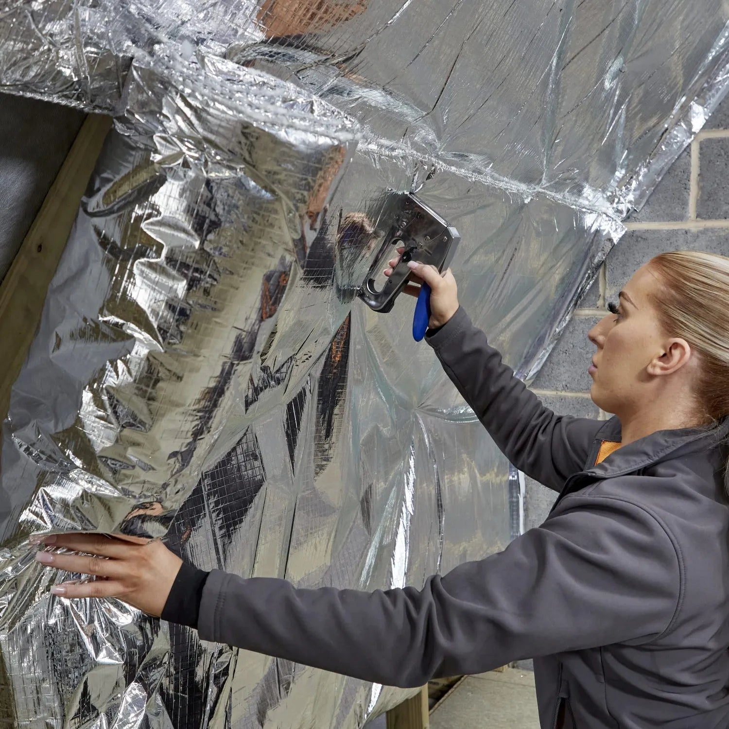 How to Choose Between Mineral Wool and Fibreglass Insulation: A Complete Guide to Thermal, Acoustic, and Fire-Resistant Performance