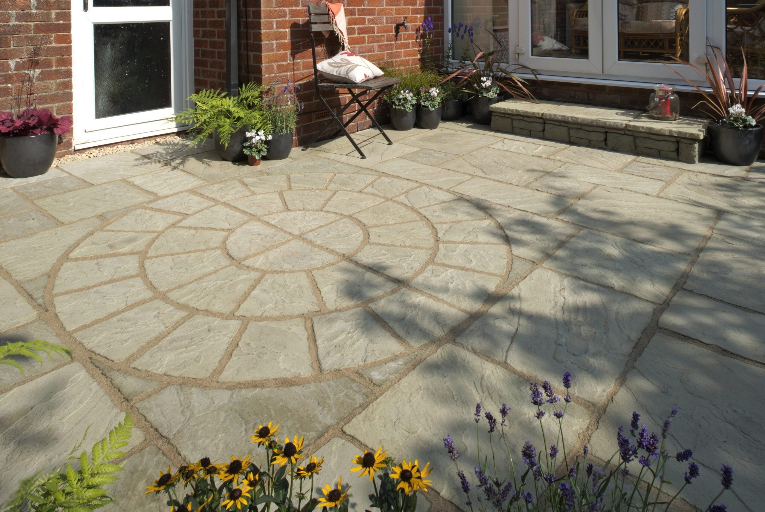 Bowland Stone Cathedral Circular Patio Kit - Barley - 2.56m – DIY ...